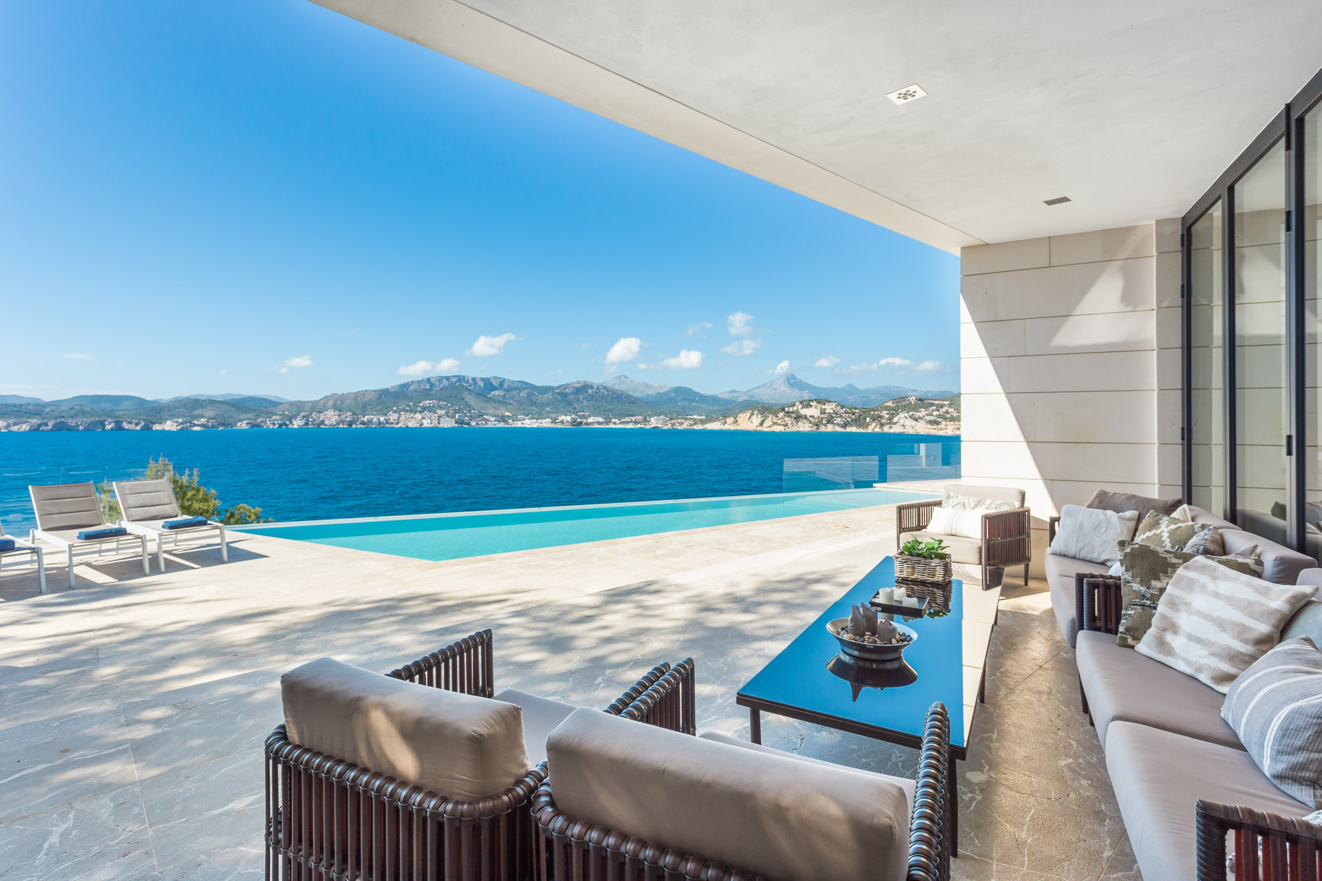 Exclusiva Villa primera línea mar en Santa Ponsa