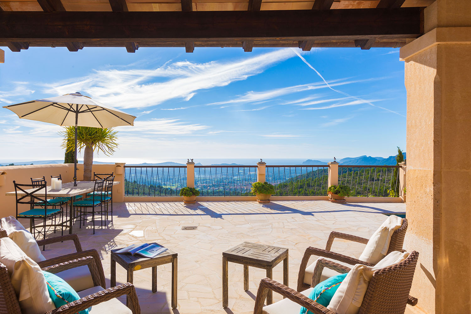 Villa de carácter mediterráneo con casa de invitados y hermosas vistas