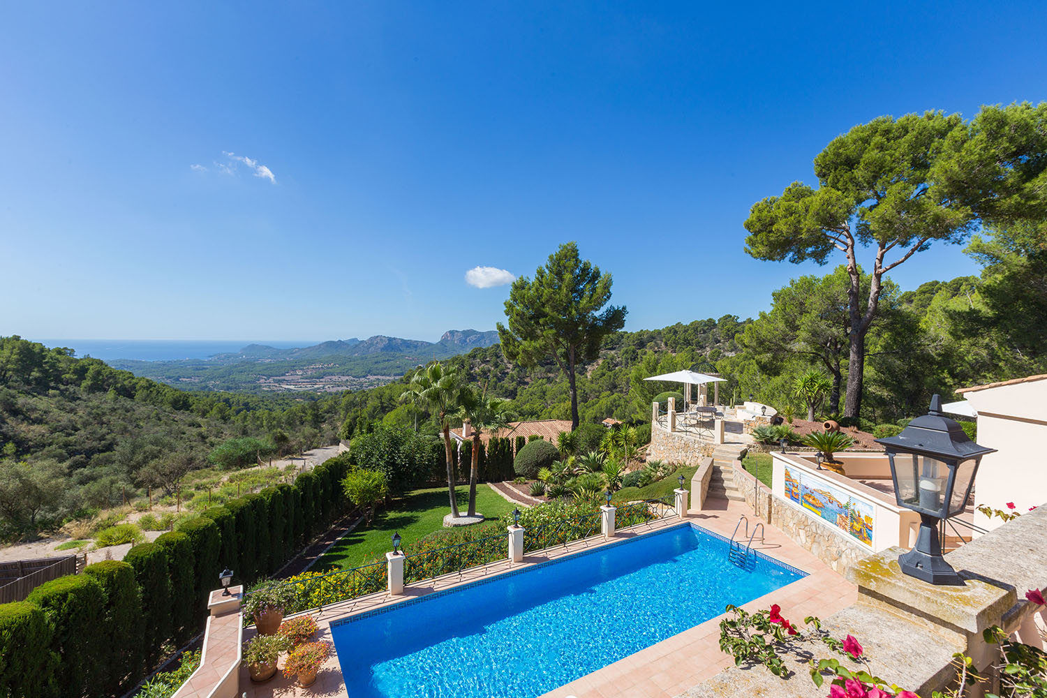 Exclusiva y encantador villa en idílico entorno con vistas al mar