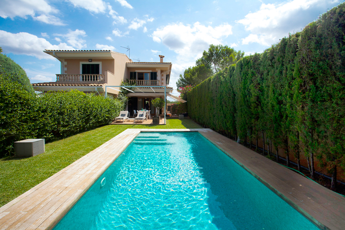 Bonito pareado con piscina a pocos metros del mar en Cala Blava