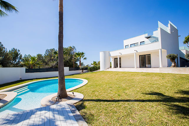 Villa totalmente reformada con vistas al mar en Santa Ponsa