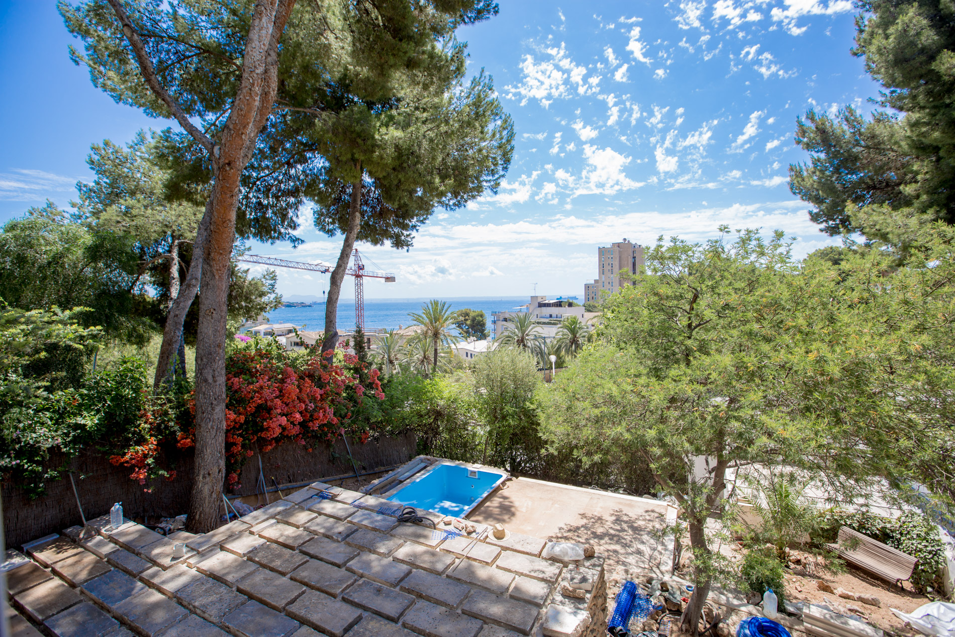 Planta baja reformada con gran jardín y vistas al mar en Cas Catala