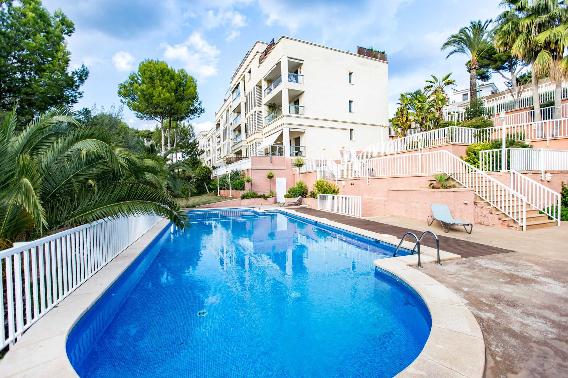 Bright penthouse with two terraces and community pool in Bonanova