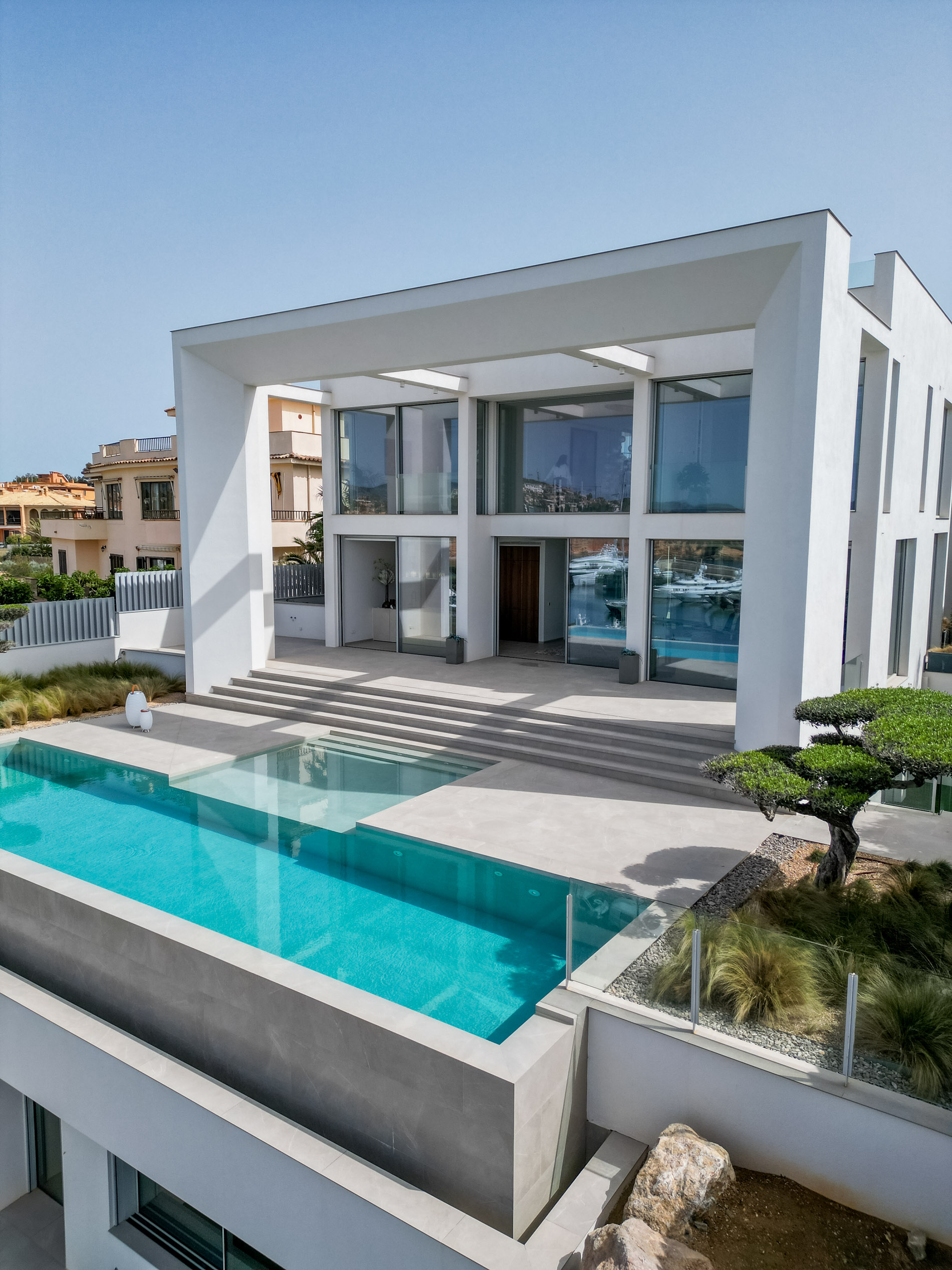 Villa de diseño con increibles vistas al mar y a Port Adriano