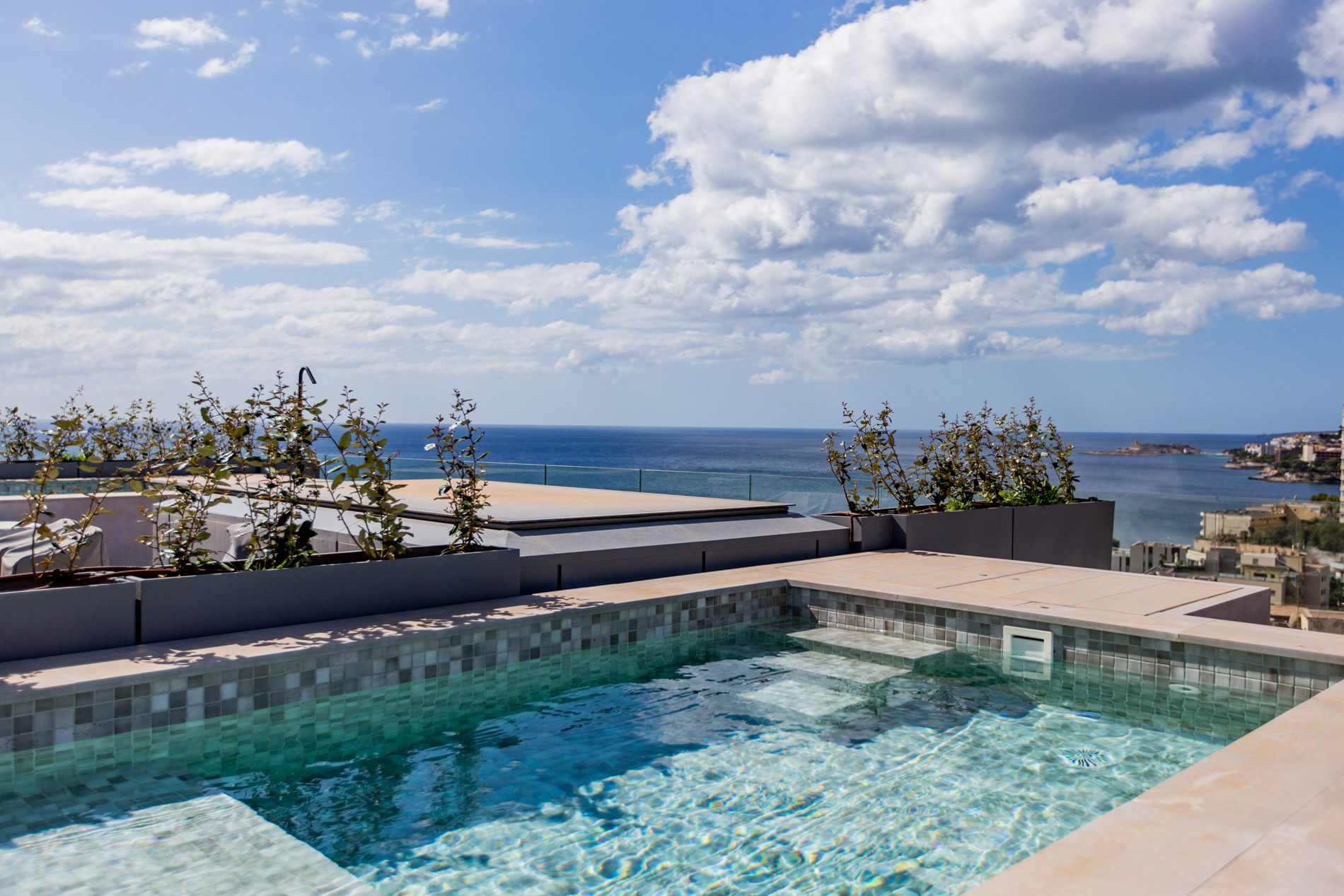 Ático de diseño interior nórdico con increibles vistas al mar Mediterraneo, en Cala Mayor.