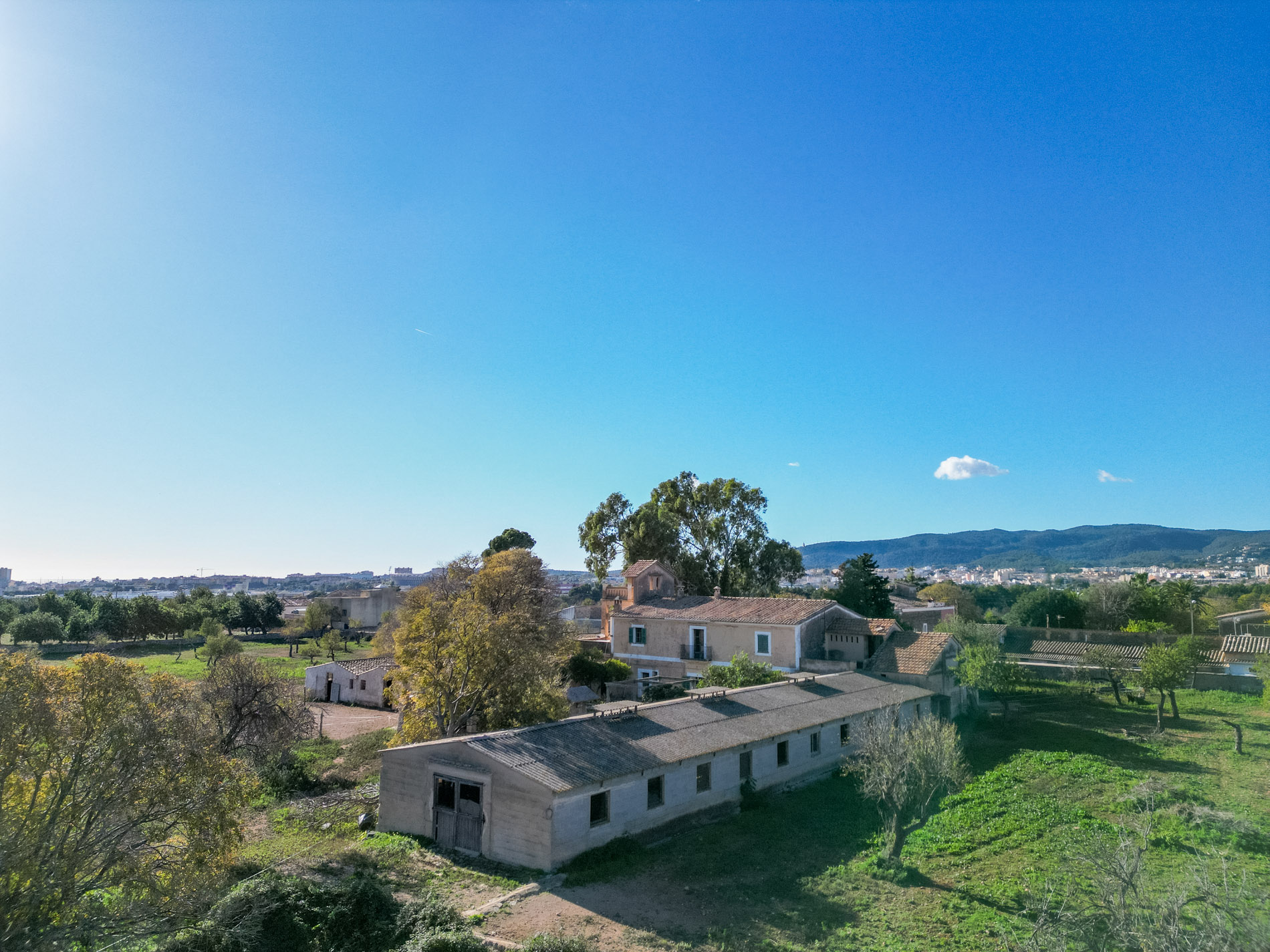 Country house to renovate with in Establiments