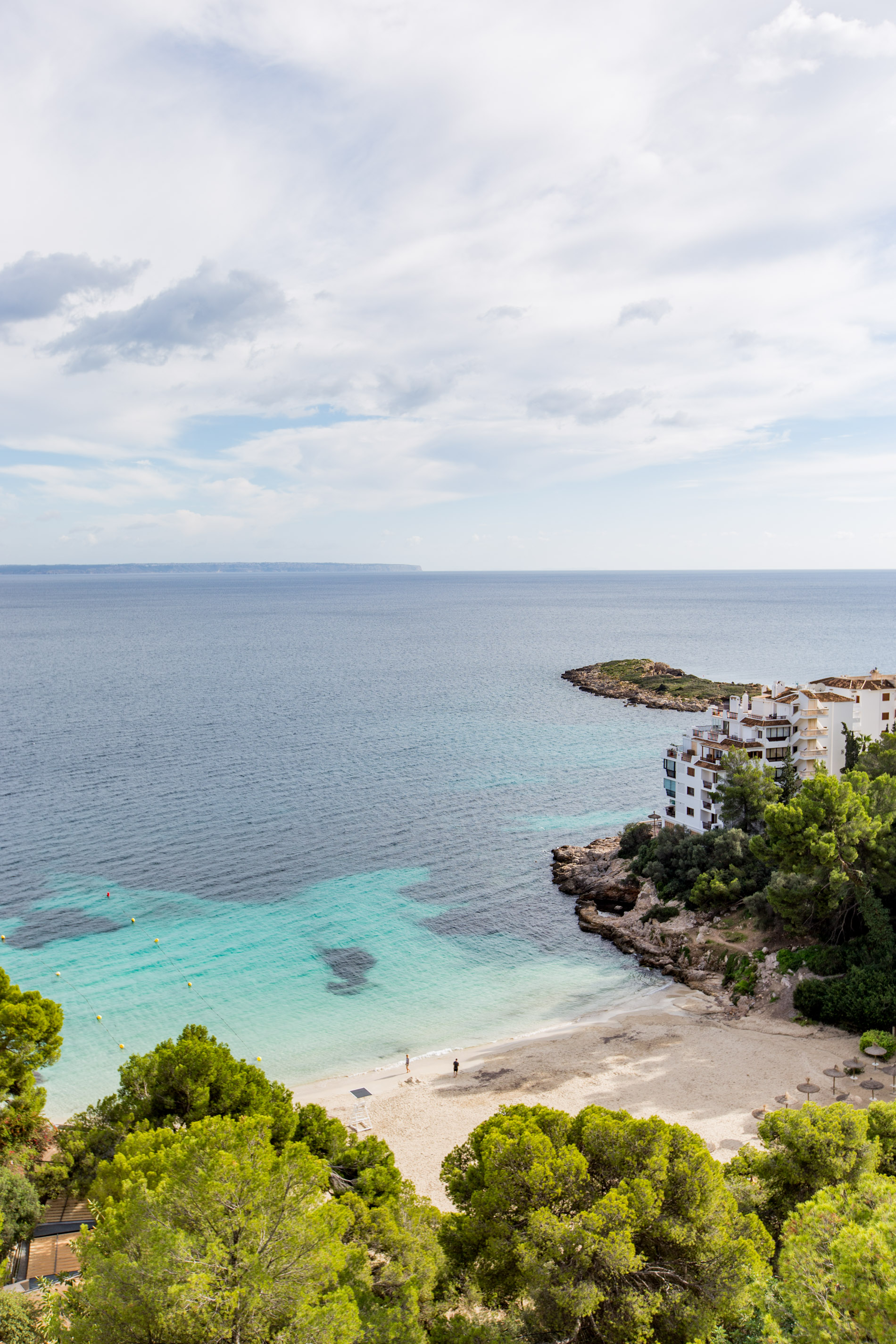 Apartamento con una terraza muy amplia y vistas espectaculares enfrente la playa de Illetas